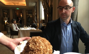 Notre lecteur Romain F. à la table du Crillon face à un sparassis crépu ou morille blanche crue, la cuite étant dans son assiette...