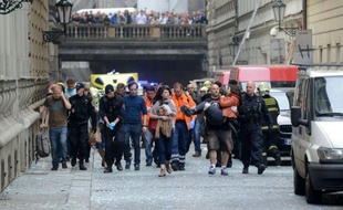 Une explosion dans un immeuble du centre historique de Prague a fait lundi matin une vingtaine de blessés, dont quatre graves, ont indiqué les secours de la capitale tchèque.