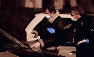 La police enquête à Marseille après la mort d'un homme tué par une rafale de kalachnikov, le 28 janvier 2014 à Marseille.