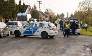 La police hongroise enquête sur la collision frontale entre un minibus et un camion en Hongrie (image d'illustration).