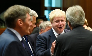 Boris Johnson (de face) parle avec son homologue italien lors d'une réunion à Bruxelles des ministres des Affaires étrangères de l'UE le 17 juillet 2016