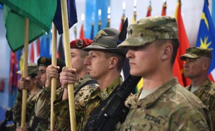 Des soldats de l'Isaf participent à la cérémonie marquant le retrait de la force de l'Otan d'Afghanistan, à Kaboul le 28 décembre 2014