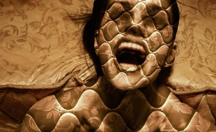 Affiche promotionnelle de la chaîne FX pour American Horror Story Hotel.