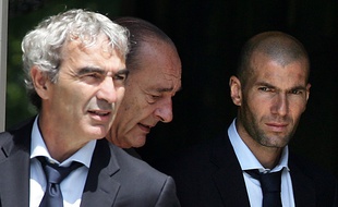 Raymond Domenech et Zinédine Zidane, reçus à l'Elysée par Jacques Chriac en 2006.