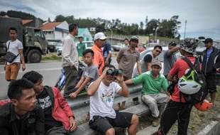 Des résidents scrutent le mont Kinabalu le 7 juin 2015 après le tremblement de terre en Malaisie