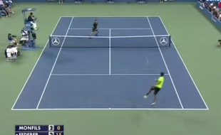 Gaël Monfils a réussi un improbable passing-volée lors de son quart de finale perdu contre Roger Federer à l'US Open, le 4 septembre 2014.