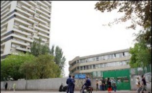 Un homme suspecté d'avoir tiré jeudi matin avec un pistolet à plombs à air comprimé sur une école à Paris, sans faire de blessés, a été interpellé en début d'après-midi, a-t-on appris de source policière.