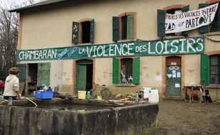 Installés dans la forêt de Chambaran (Isère), des zadistes protestent depuis de longues années contre le projet d'ouverture d'un Center Parcs à Roybon.
