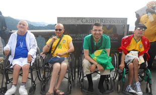 Des voyageurs handicapés de l'agence Yoola au Christ Rédempteur de Rio, en juin 2014.