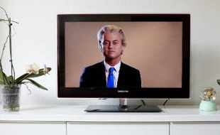 Le député anti-islam Geert Wilders, chef du Parti pour la Liberté (PVV), sur un écran de télévision, prêt à diffuser des caricatures de Mahomet, le 24 juin 2015