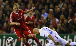 Le défenseur lyonnais, Cris (en blanc), aventureux dans sa sortie, au niveau des genoux de l'attaquant de Liverpool, Dirk Kuyt, le 20 octobre 2009 à Anfiled.