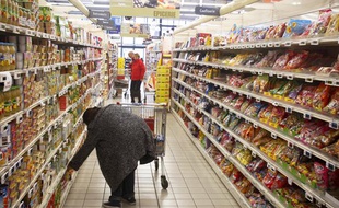 Un client fait ses courses dans un supermarché à Toulouse.