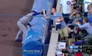 Un spectateur vole une balle à un joueur lors d'un match de NFL entre les Cubs et les Dodgers, le 23 juin 2015.