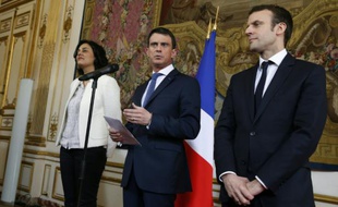 Le Premier ministre Manuel Valls (c) accompagné de la ministre du Travail Myriam El Khomri, et du ministre de l'Économie Emmanuel Macron, à Matignon à Paris, le 11 mars 2016