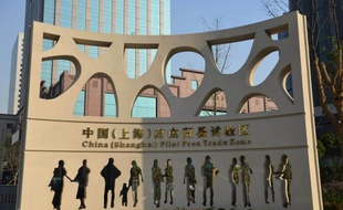 Les investissements chinois à l'étranger au cours des onze premiers mois de 2013 ont atteint 80,2 milliards de dollars Indicateur- dépassant le niveau enregistré pour la totalité de 2012 -, selon des chiffres officiels publiés mercredi.