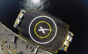 La barge de 91 mètres par 52 ornée d'un "X" va tenter de recevoir le premier étage de la fusée Falcon, l'équivalent d'un immeuble de 14 étages avançant à 2.092 km par seconde.