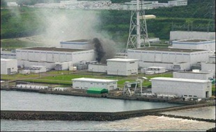 Le séisme a par ailleurs provoqué un début d'incendie dans un transformateur de la centrale nucléaire de Kashiwazaki-Kariwa, une des plus grandes du monde, située à proximité de l'épicentre.