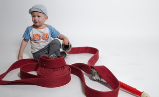 Illustration d'un enfant jouant au pompier.