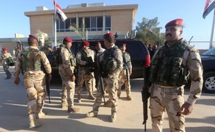 Des soldats irakiens sur la base aérienne Al-Asad, dans la province d'Anbar, le 11 novembre 2014