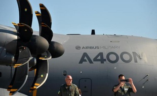 Deux soldats allemands se tiennent debout le 11 septembre 2012 à côté d'un Airbus A400M lors de l'International Air Show ILA de Schoenefeld, près de Berlin