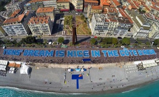 Plus de 6.400 touristes en majorité chinois invités par leur patron forment la plus longue phrase humaine sur la promenade des Anglais à Nice le 8 mai 2015