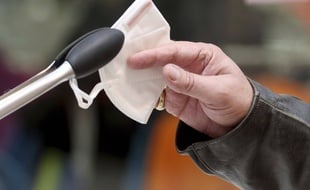 Une personne reçoit un masque FFP2 dans un supermarché de Vienne, en Autriche, le lundi 25 janvier 2021.