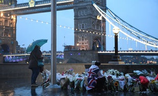 Des fleurs ont été déposé par les Britanniques près du jardin de Potters Fields en hommage à l'attentat de Londres qui a fait 7 morts, le 3 juin 2017.
