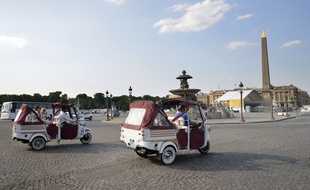 Les tuk-tuk se multiplient à Paris pour véhiculer les touristes.