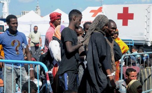 Des migrants reçoivent des soins à leur arrivée dans le port de Catania, le 26 août 2015 en Italie