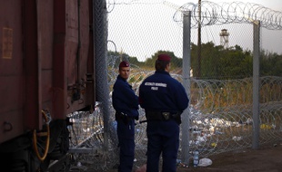 Policiers à Rözske, à la frontière serbo-hongroise, le 15 septembre 2015.