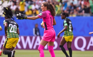 Même si elle a encaissé un triplé de Cristiane, Sydney Schneider a réalisé un match épatant, ce dimanche à Grenoble contre le Brésil.