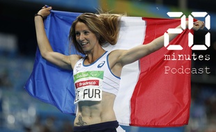 L'athlète Marie-Amélie Le Fur tenant le drapeau français aux Jeux Olympiques Paralympiques, après sa victoire au 400 m à Rio au Brésil, le 12 septembre 2016