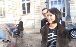 Fleur Pellerin, devant Cyrille Eldin, dans une séquence du «Grand Rapporteur» de Canal+.