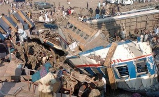 Au moins 45 personnes sont mortes dans la nuit de mardi à mercredi dans le sud du Pakistan dans le déraillement d'un train bondé de passagers qui se rendaient pour la plupart dans leurs villages pour célébrer l'Aïd al-Adha, la plus importante des fêtes musulmanes.