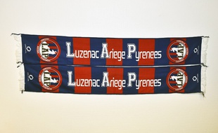 Des écharpes du club de Luzenac Ariège Pyrénées (LAP).