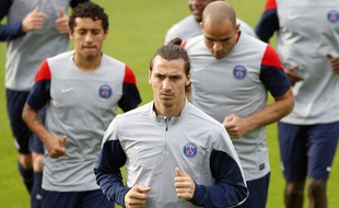 Alex et Marquinhos à l'entraînement derrière Ibrahimovic le 1er octobre 2013 au Camp des Loges.