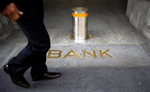 Les banques suisses vont devoir expérimenter de nouveaux modèles économiques, faute de pouvoir compter à l'avenir sur un secret bancaire désormais largement ébréché pour attirer une clientèle internationale, ont averti des spécialistes du secteur lors d'un séminaire.