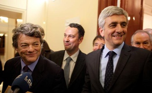 Jean-Louis Borloo and Hervé Morin lors d'une rencontre avec des parlementaires à Paris, le 8 février 2011.