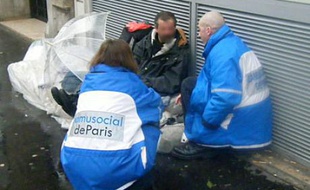 Une équipe du Samu social de Paris prend en charge un sans-abri, le 3 décembre 2008