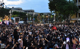 Des manifestants marchent dimanche 16 août à Bangkok pour réclamer la fin de la monarchie en Thaïlande.