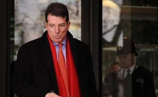 La rémunération du patron de Barclays Bob Diamond, considéré comme un symbole des dérives de la finance au Royaume-Uni, fait désormais des vagues du côté des actionnaires, dont certains se mobilisent à l'approche de leur assemblée générale