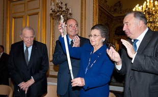 Simone Veil a reçu son épée d'académicienne au Sénat le 16 mars 2010, entourée du Président du Sénat Gérard Larcher, et de l'ancien Président de la République, Jacques Chirac.