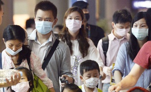 Des touristes portent un masque pour éviter d'être contaminé par le coronavirus mers en Corée du Sud.