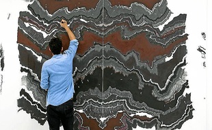 Abdelkader Benchamma en atelier.