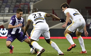 L'attaquant du TFC Wissam Ben Yedder face aux Lillois Adama Soumaoro et Renato Civelli, lors du match de Ligue 1 au Stadium de Toulouse, le 19 décembre 2015.