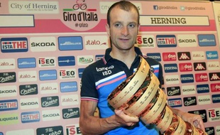 Michele Scarponi est le favori du Giro qui a commencé samedi à Herning, a estimé l'Espagnol Alberto Contador, privé de sa victoire de l'an passé sur tapis vert au profit du coureur italien par le Tribunal arbitral du sport (TAS).