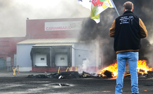 Manifestation devant l'usine Carambar, à Marcq-en-Barœul, dans le Nord.