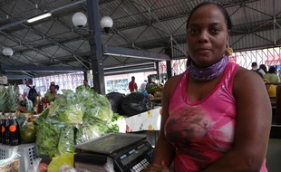 Emmanuella Dintimille, commerçante en fruits et légumes à Fort-de-France, en Martinique, le 4 février 2012.
