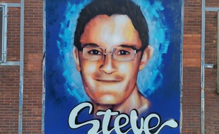 La nouvelle fresque en hommage à Steve Maia Caniço est visible depuis le quai Wilson, sur le même bâtiment que la précédente.