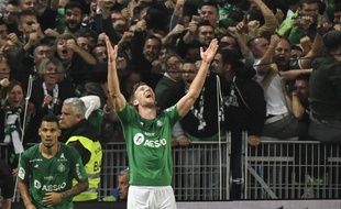 L'attaquant slovène Robert Beric a libéré l'ASSE d'un coup de tête victorieux à la 90e minute, dimanche lors du derby. PHILIPPE DESMAZES